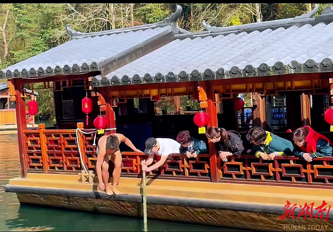 春寒湖暖！张家界宝峰湖员工连续两天跳湖捞手机，用行动诠释景区温度