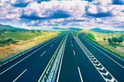 收费站附近处于缓行中！至今日14时，湖南多条高速公路车流量大