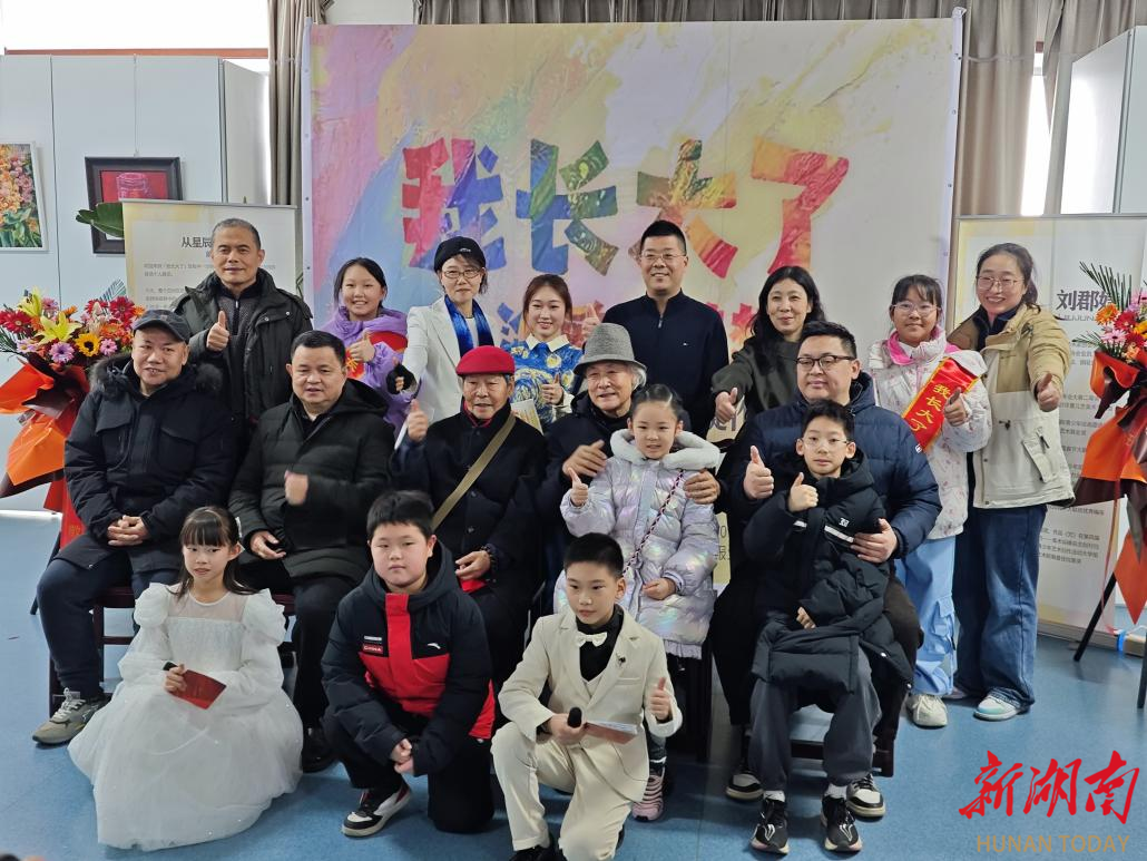 画笔传爱 美育润心 湖南文理学院学子义卖画作践行雷锋精神
