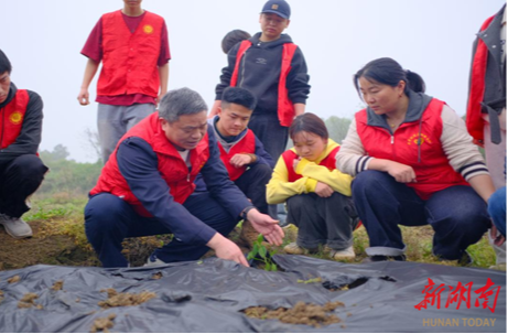 永州职业技术学院农学院党支部开展“红色农匠践初心，蔬菜苗种暖民心”主题党日活动