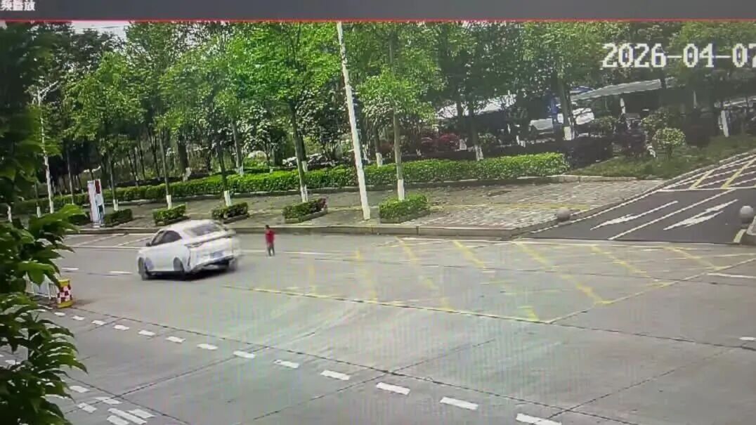 暖心！幼童独自溜上马路 汝城民警紧急救助