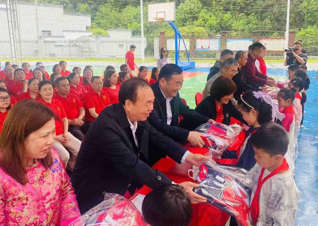 点赞！长沙快乐公益，在平江资助15所学校