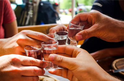 一句“能喝”险酿悲剧！高血压患者真的别贪杯！