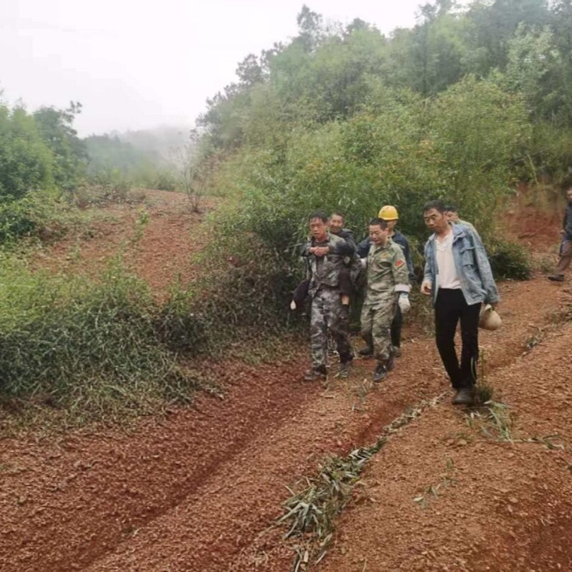 湘乡壶天镇：老人被困深山 多方联动救出