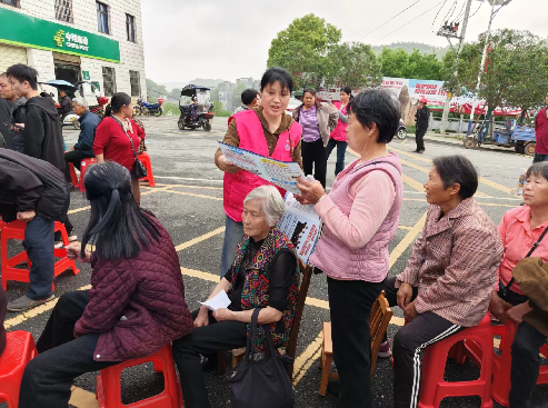 宜章县天塘镇开展未成年防性侵与 “湘女关爱保” 双宣传活动