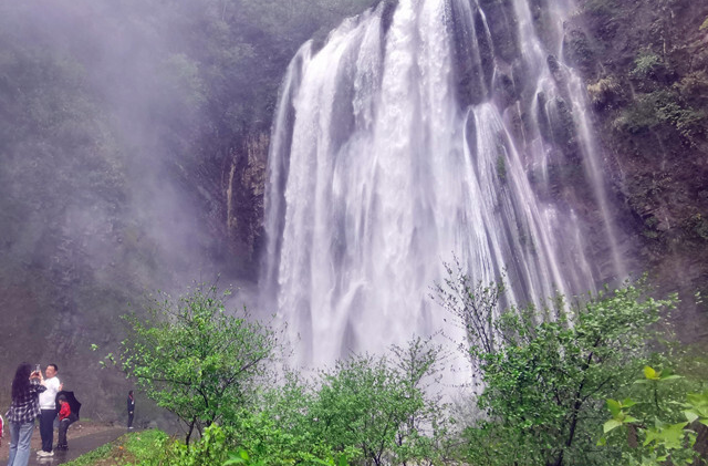 水量丰沛 麻阳米沙瀑布迎来观景热潮