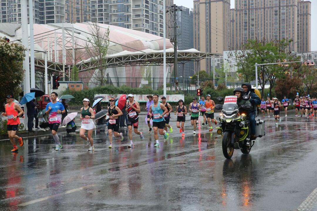 税宣跑进马拉松，龙凤携手奏响“税收·法治·公平”好声音