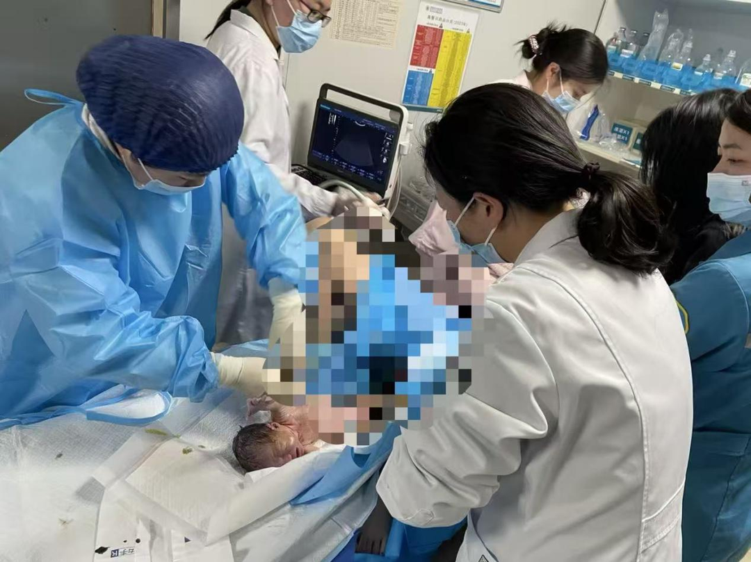 深夜的急诊室 迎来新生的喜悦