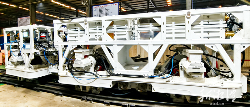 “韶山造”破解难题！全球首台永磁变频调速一体机防爆锂电池卡轨车投入运行