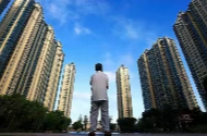 二手房欠付的物业费应当由谁缴纳？
