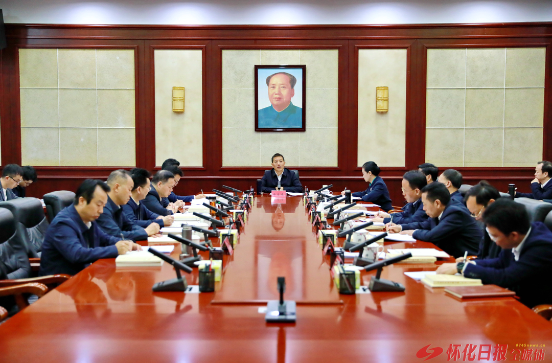 许忠建主持市委理论学习中心组集体学习