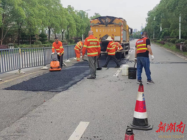 企业服务年丨湘潭市政管理处集中修复园区道路 暖心护企促发展