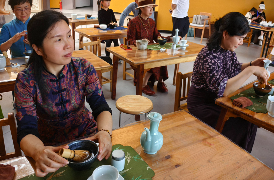 怀化市民踊跃参与碣滩茶非遗制茶体验