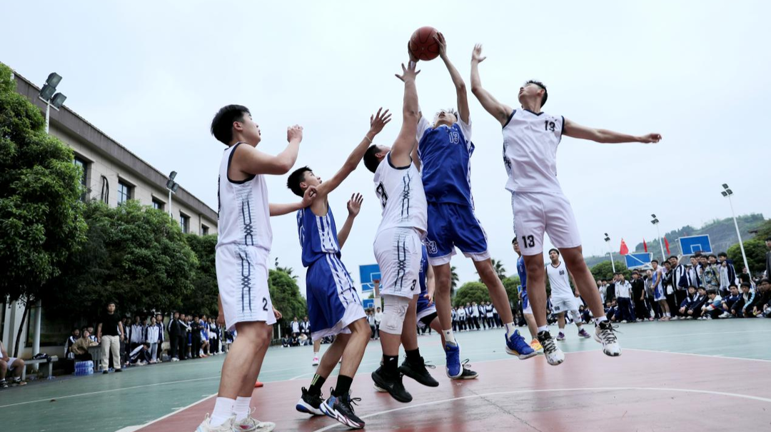 运球、突破、绝杀！看中小学生如何在篮球场上燃动青春