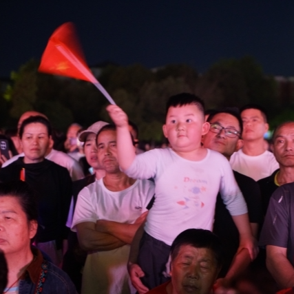张雪机车亮相WSBK荷兰站 麻阳乡亲广场观赛隔空助威