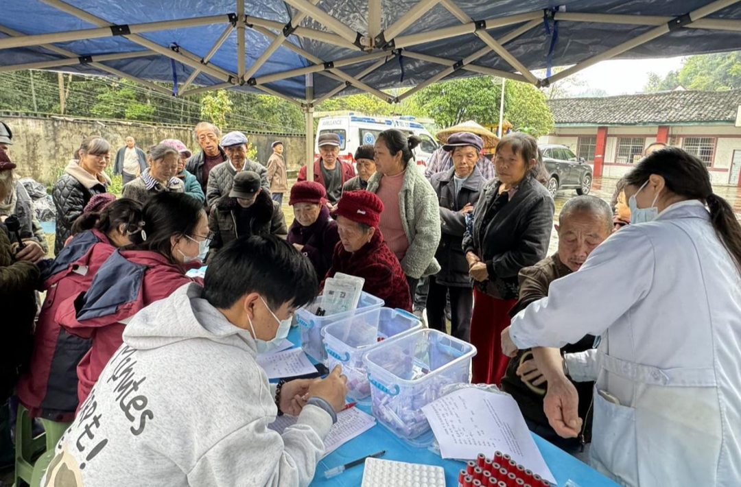 诊室“搬”到村口来了