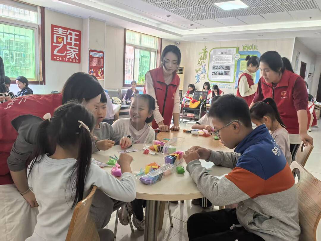 长沙县星辰社工联合多所高校志愿者，为社区儿童打造“七彩周末”