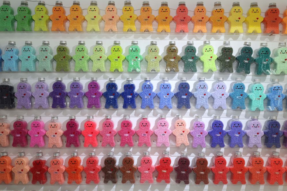 “网红”拼豆藏风险 劣质玩具如何流入市场