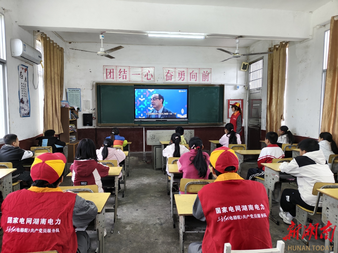 “电骆驼”与“光明小屋”儿童共度世界读书日