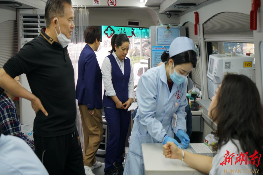 五四热血践初心 无偿献血暖巴陵——交通银行岳阳分行组织开展无偿献血活动