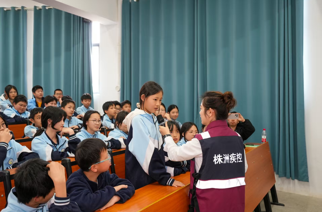 健康科普进攸县 学生排队“涨知识”