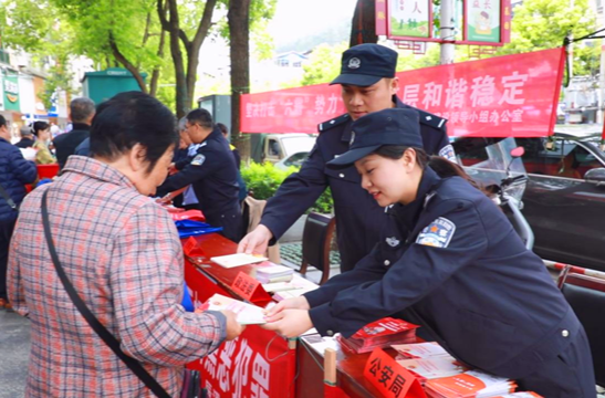 辰溪县开展扫黑除恶及《中华人民共和国反有组织犯罪法》集中宣传