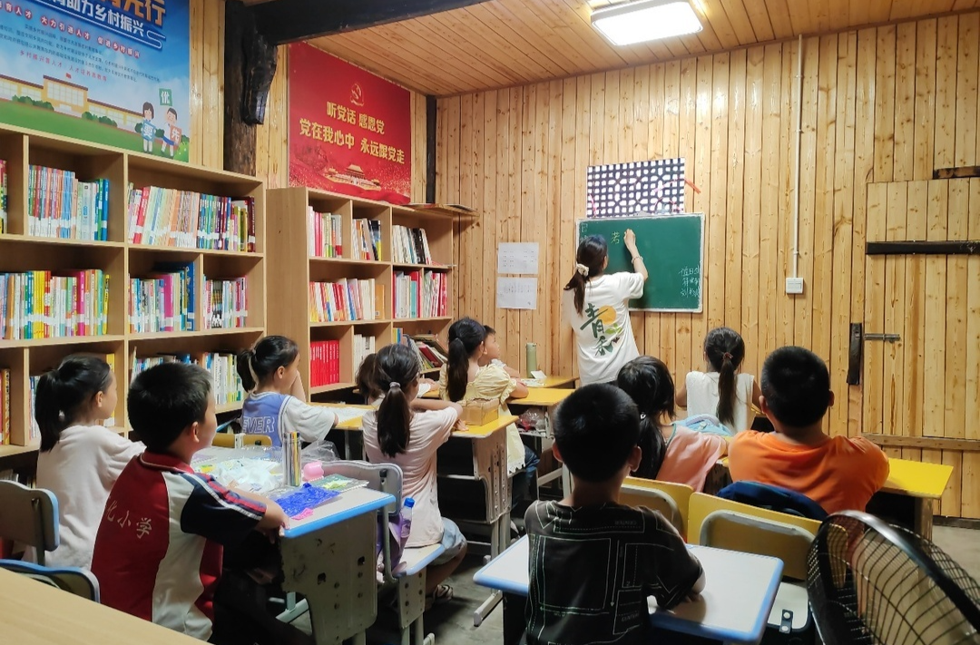 残疾的他，用1.5万册书“照亮”山村孩子@湖南日报