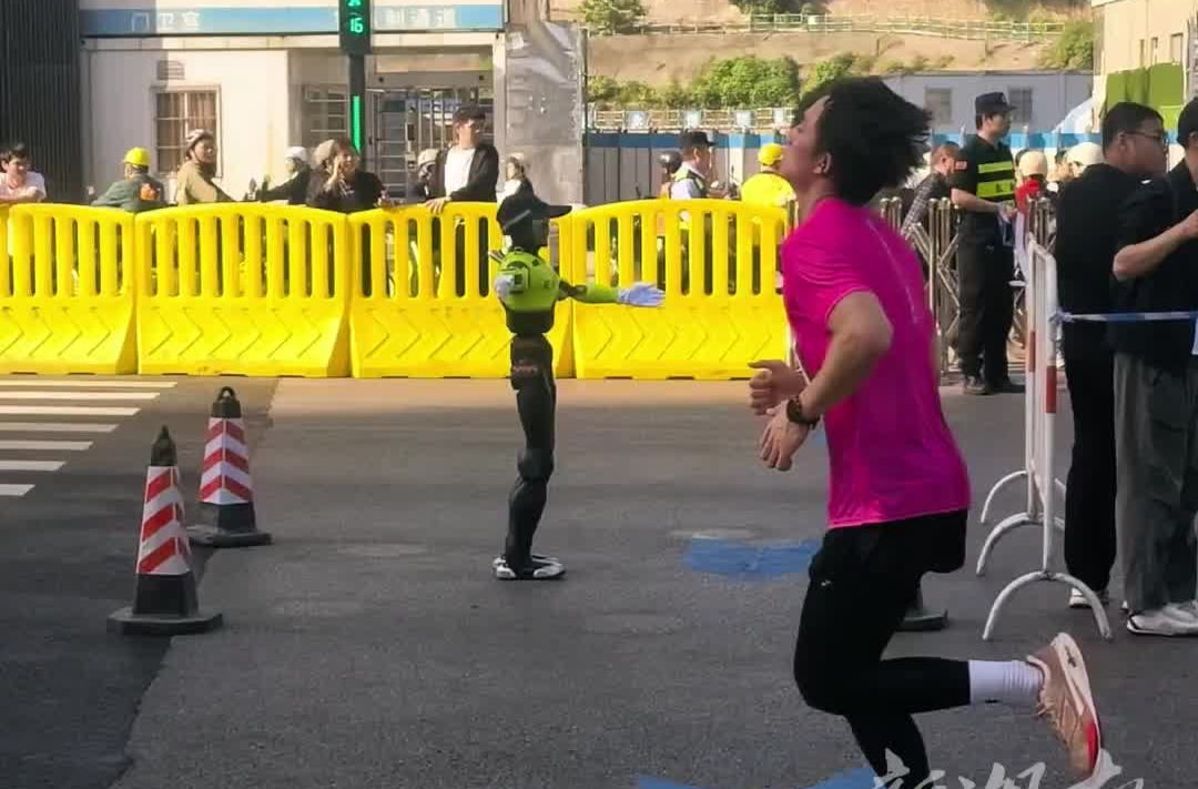 视频｜机器人交警上线，“硬核”护航湘马