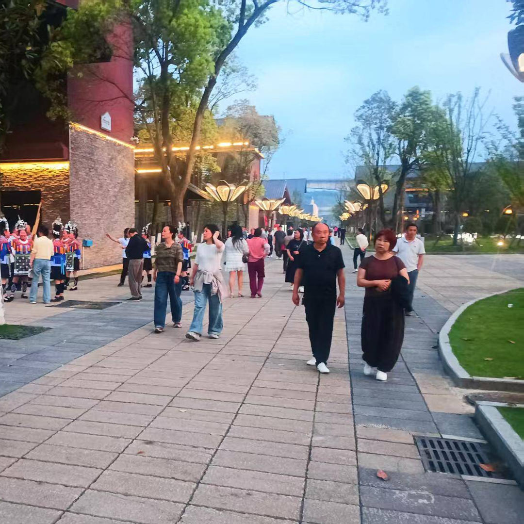怀化：生态美景入暮色  市民畅游天问岛