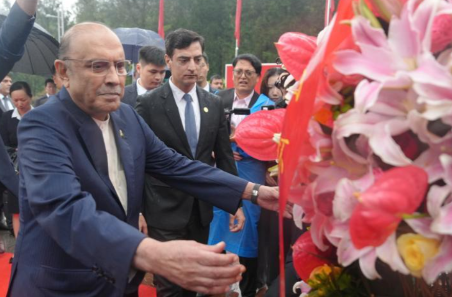雨中向毛泽东同志铜像敬献花篮  巴基斯坦总统到访湖南韶山