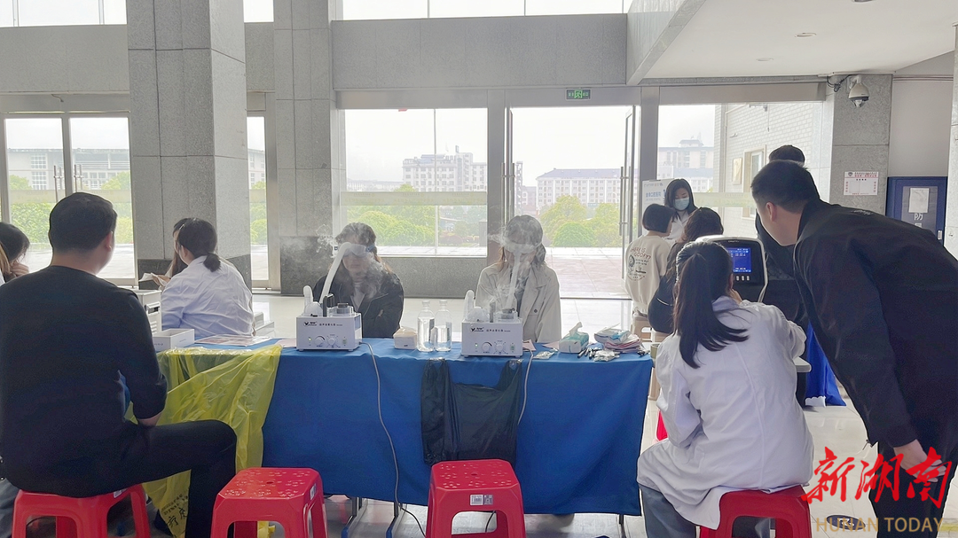 岳阳爱尔眼科进湖南理工大学、民族职业学院开展公益护眼活动