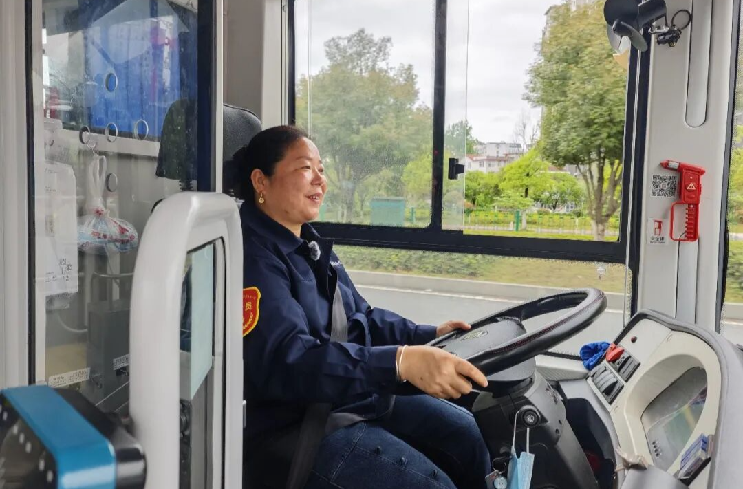 游客特意拨打12345，就为表扬这位张家界公交女司机