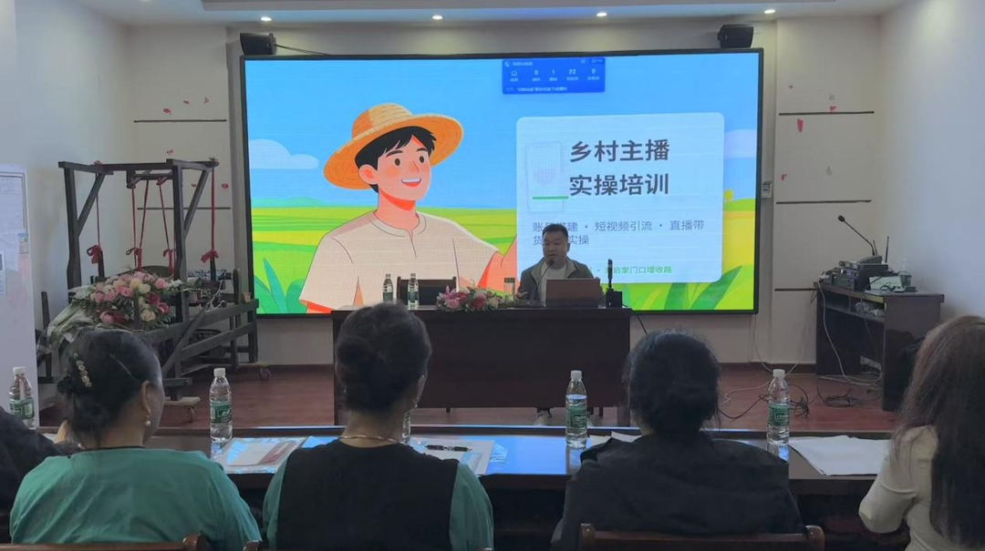 保靖40名村民学直播，茶叶苗绣要“出圈”