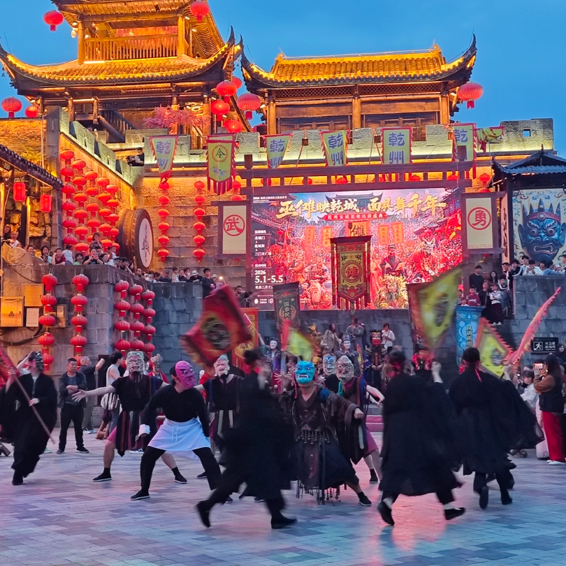 湘西限定氛围感拉满！巫傩面具巡游刷屏古城~
