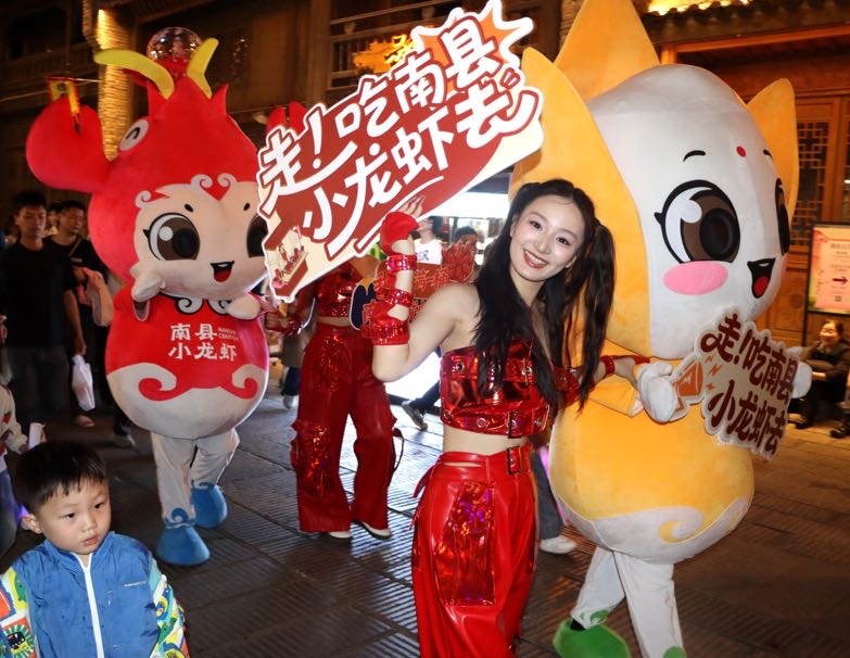 五一“益”起玩｜益路向南，“虾” 路相逢，南县小龙虾巡游活动燃爆五一假期