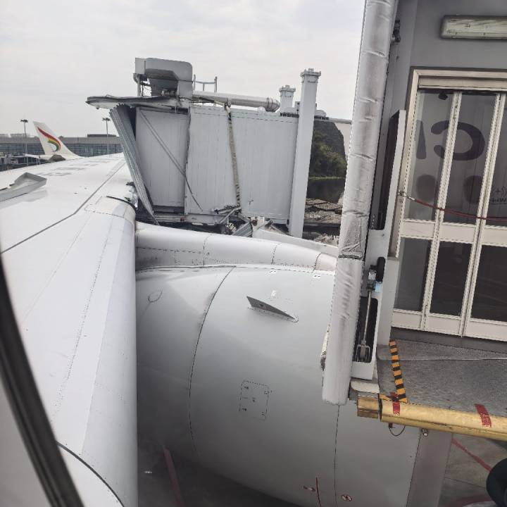 上海虹桥机场一东航客机落地后撞上廊桥，旅客安全下机