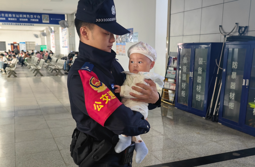 5月2日，长沙这名辅警两次“温暖出手”