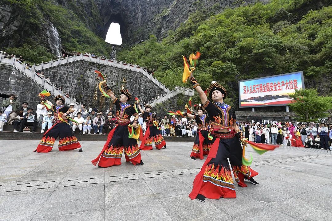 “五一”乐游张家界丨天门山：非遗碰撞机器人  奇山秀水迎客来