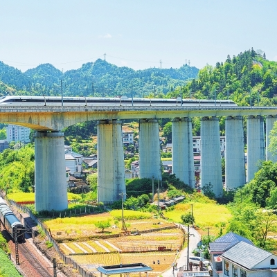 快慢双轨 一帧山河@湖南日报图片新闻