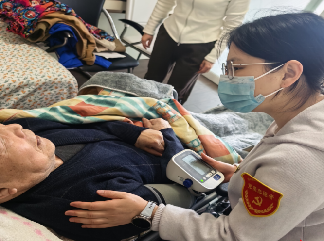 荷塘卫健：党建引领强服务 家医上门守护失能老人健康