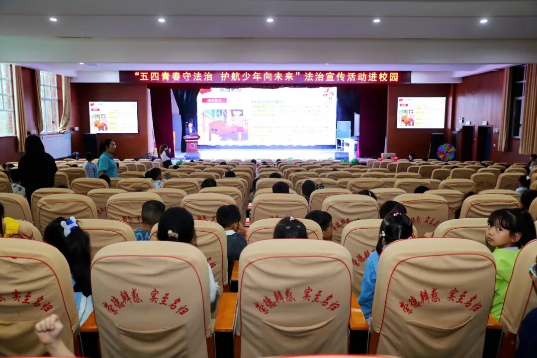 张家界市中院普法课堂走进张家界市崇实北校