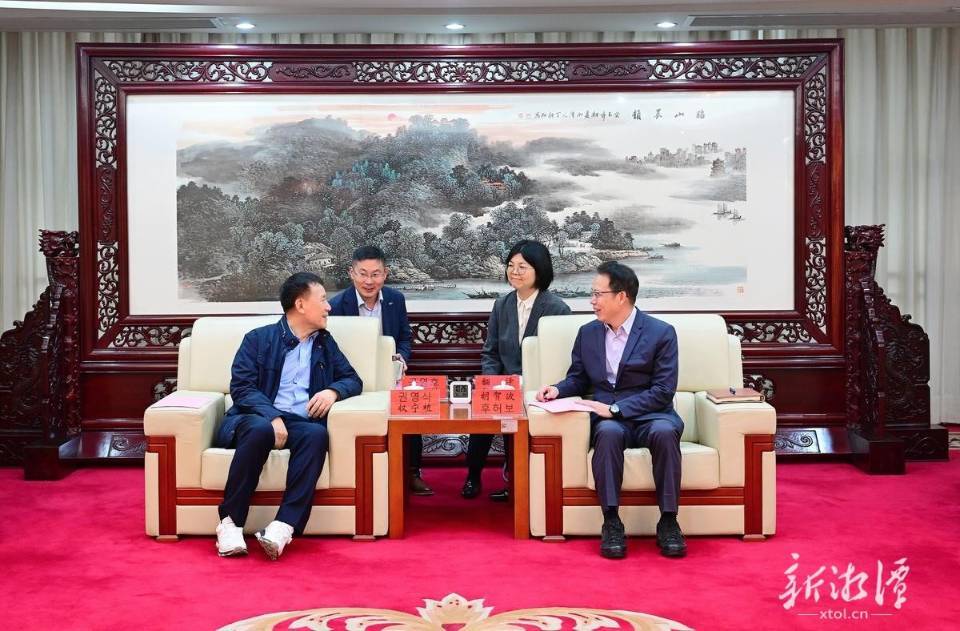 胡贺波会见韩国KC TOWN集团会长、株式会社OSTECH会长权宁植一行