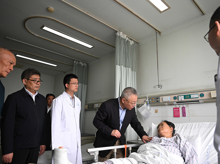 沈曉明看望瀏陽華盛煙花廠爆炸事故收治傷員