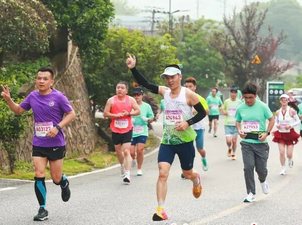 奔跑中车 魅力石峰 第五届时代长跑嘉年华活动举行