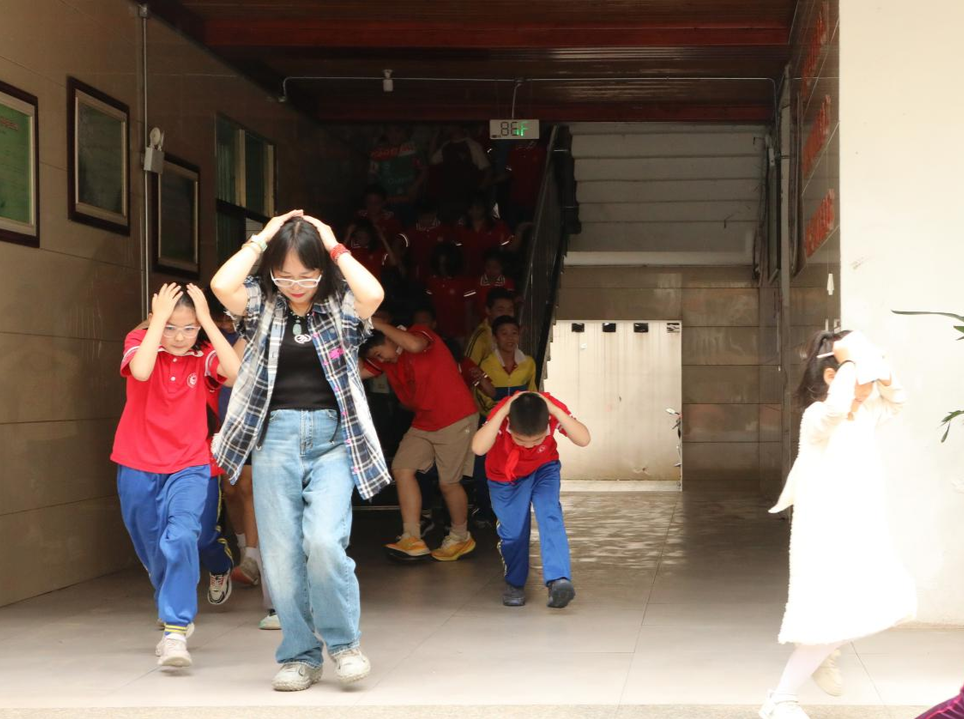 避险于未然！石鼓区人民路小学开展防震减灾应急疏散演练