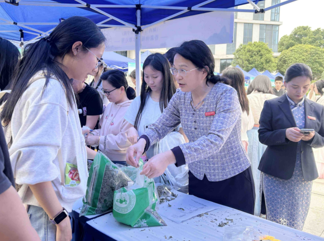 游园拾趣闻书香 全民阅读正当时——湖南化工职院“书集游园”活动点亮校园