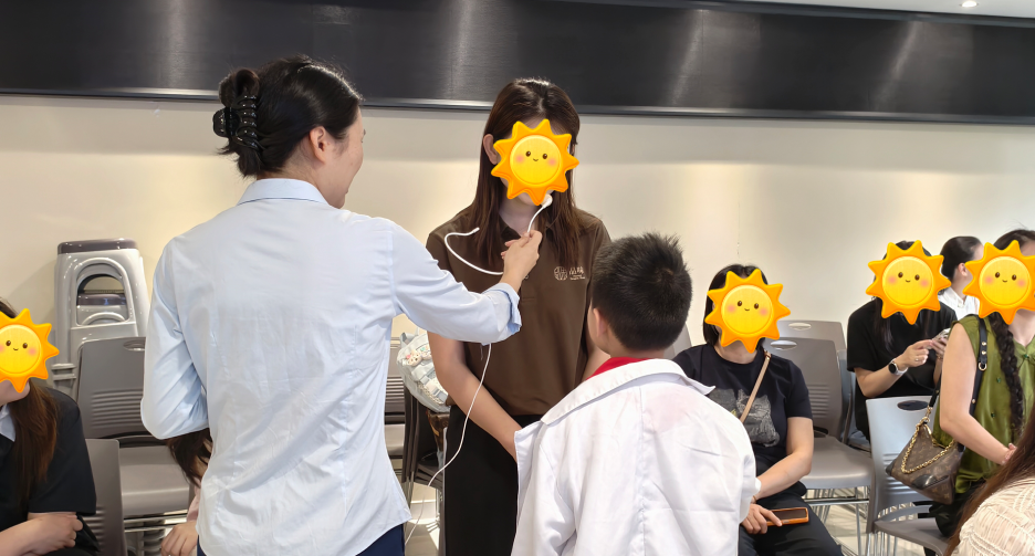 “小医生”上岗记：萌娃角色互换，在岳阳爱尔眼科边玩边学护眼知识