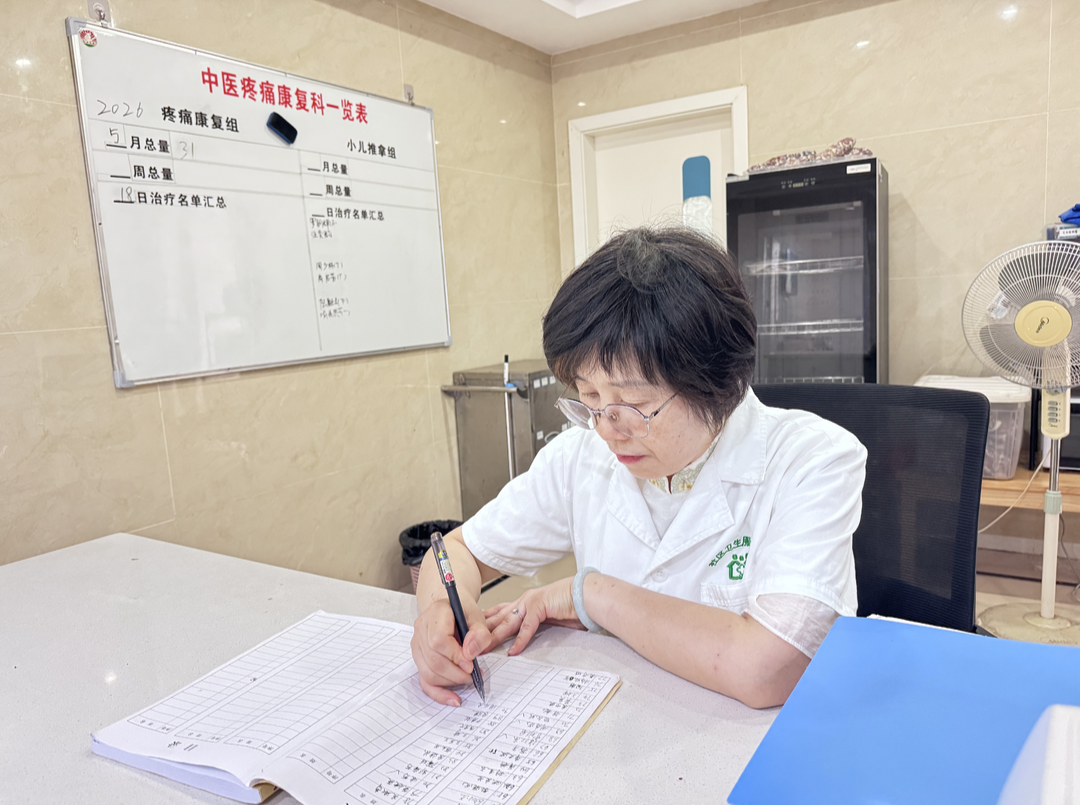 致敬蒸湘“护”行者丨蒸湘区红湘街道社区卫生服务中心廖玲利：雨中那把偏斜的伞
