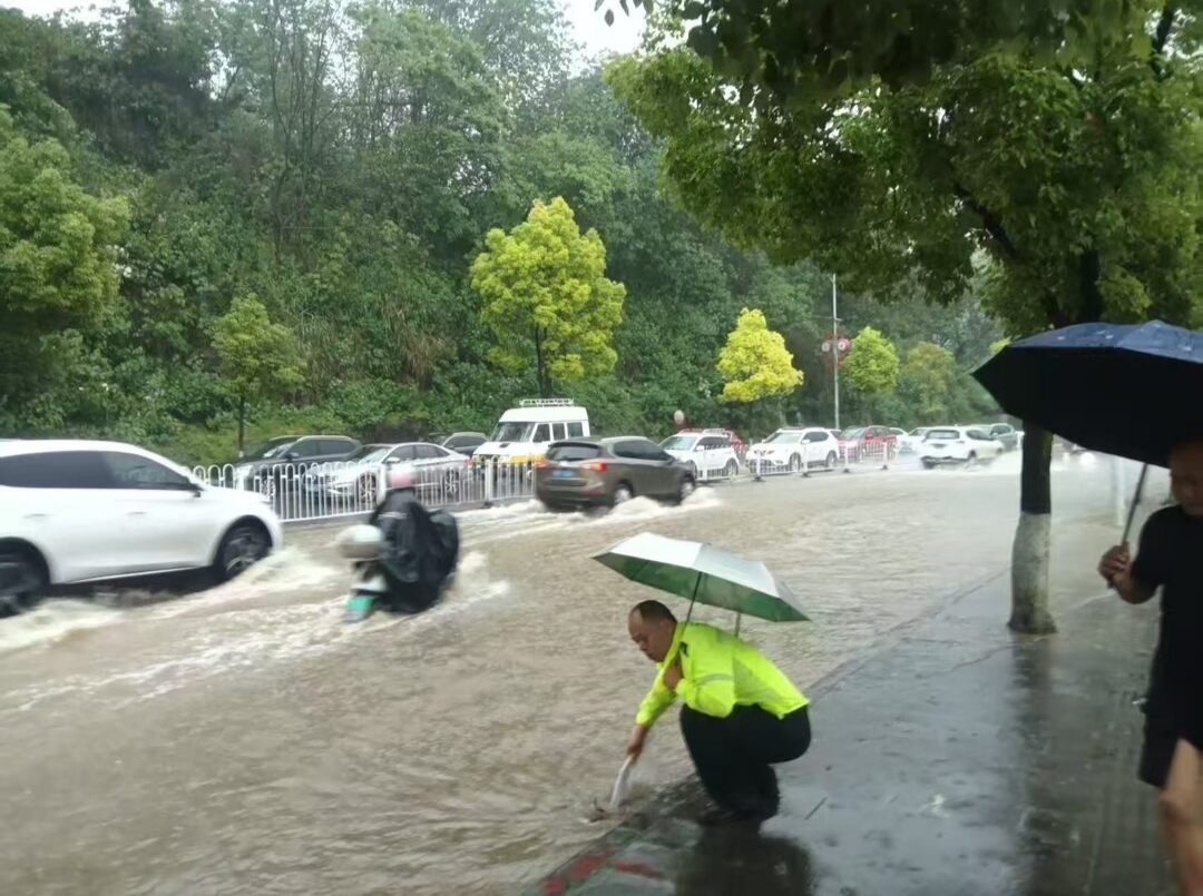 为暴雨中的他们点赞！