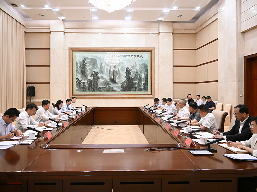 沈晓明与共青团中央书记处第一书记阿东一行会谈